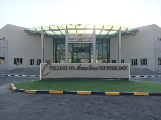 كلية الطيران والتكنولوجيا