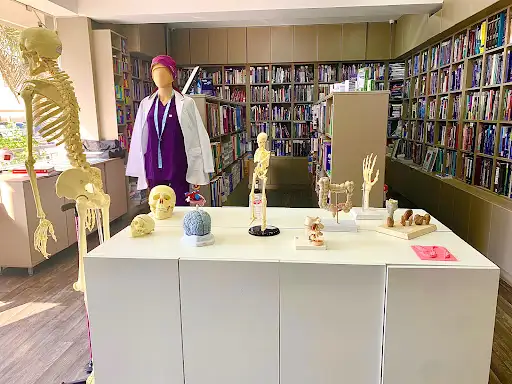 مكتبة الدكتور في الجمعية الطبية