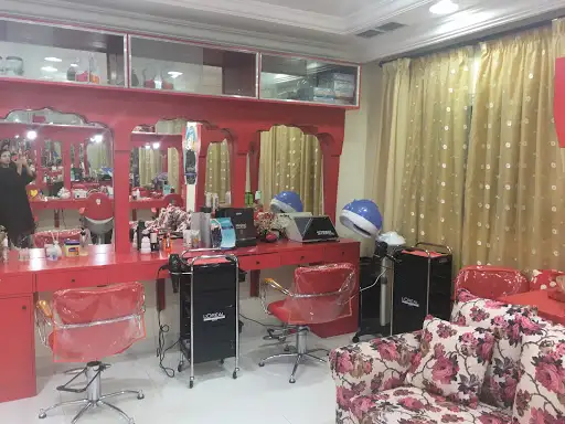 Rochelle's Ladies Salon, Rigai